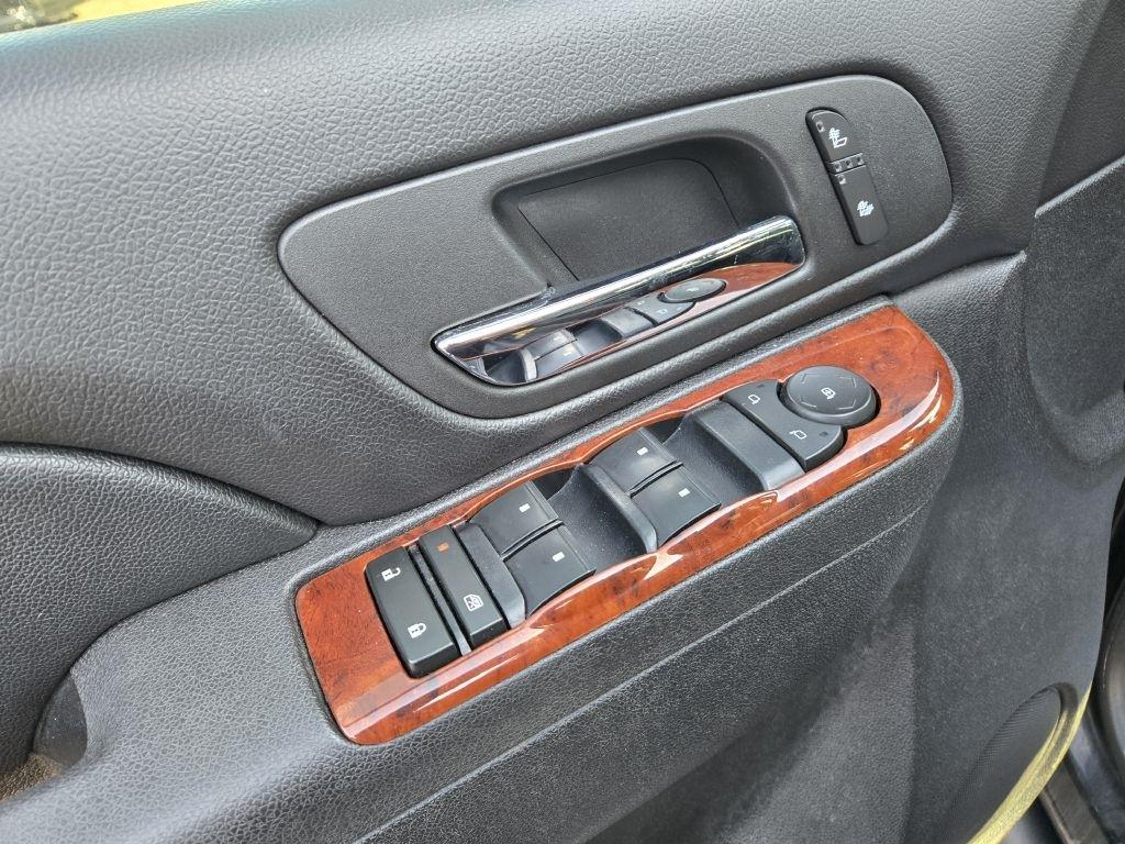 Chevrolet Suburban LT 1500 4WD 2012