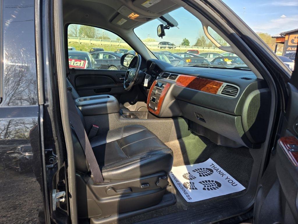 Chevrolet Suburban LT 1500 4WD 2012