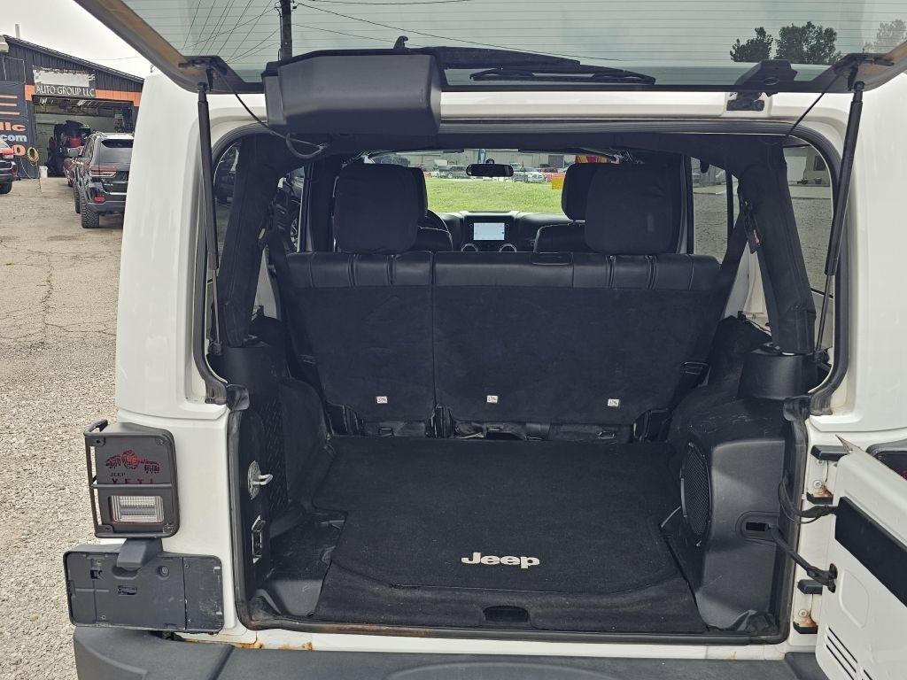 Jeep Wrangler Unlimited Sahara 4WD 2012