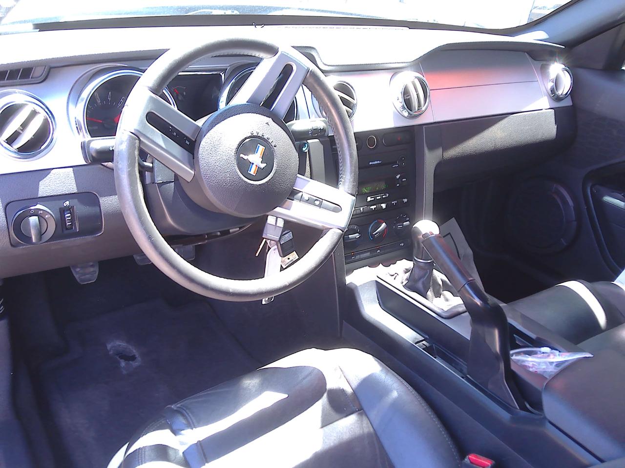 Ford Mustang V6 Deluxe Coupe 2006
