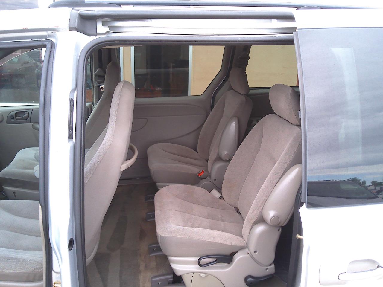 Chrysler Town & Country Base 2003