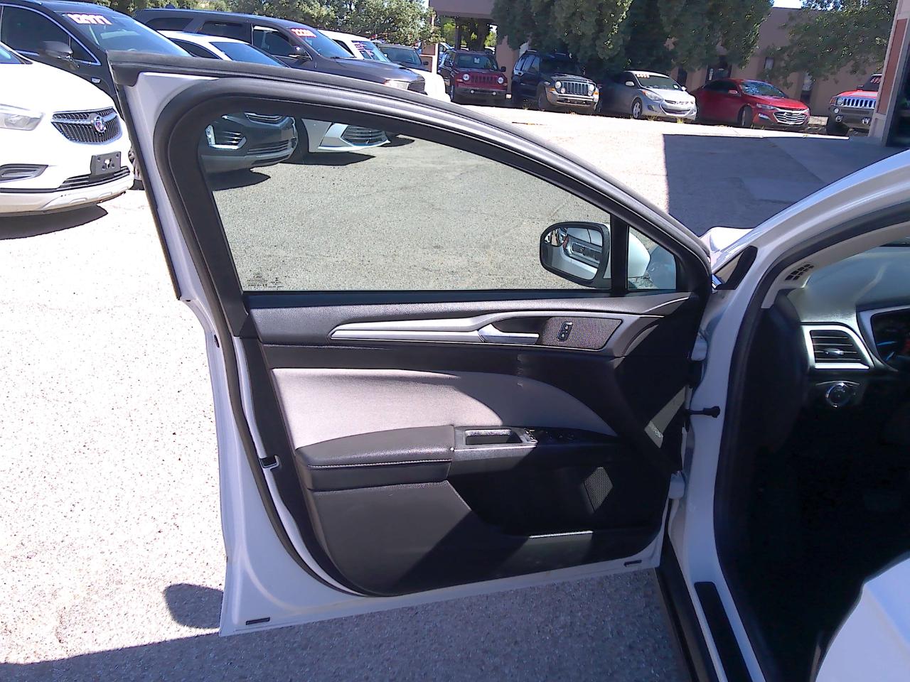 Ford Fusion S 2016