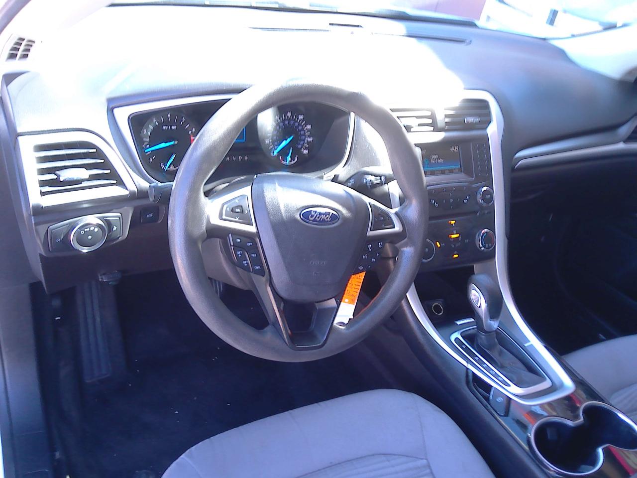 Ford Fusion S 2016