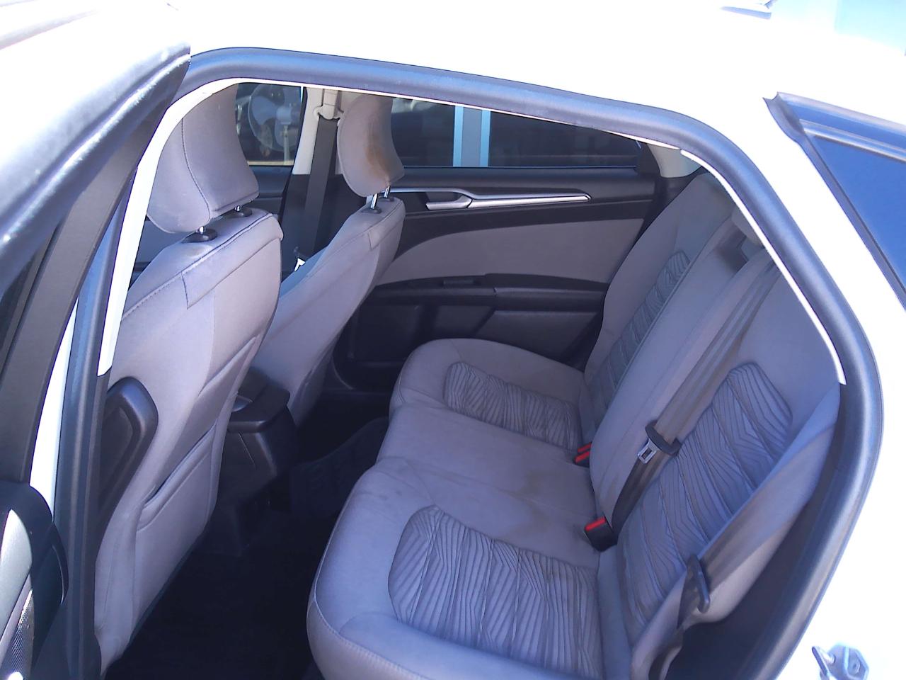 Ford Fusion S 2016