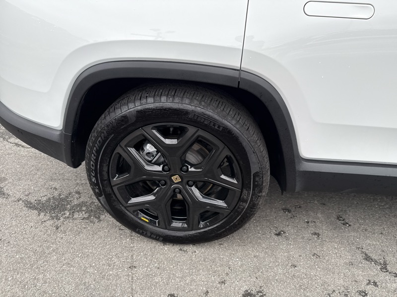 2025 Rivian R1S Adventure photo 4