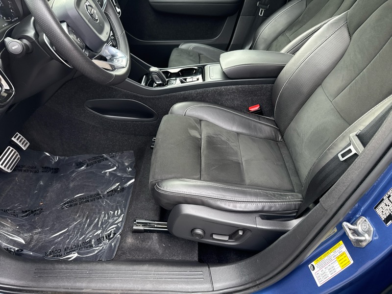 2020 Volvo XC40 T5 R-Design photo 10
