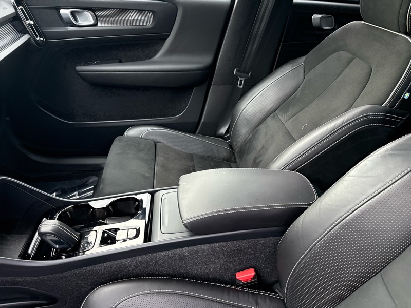 2020 Volvo XC40 T5 R-Design photo 14
