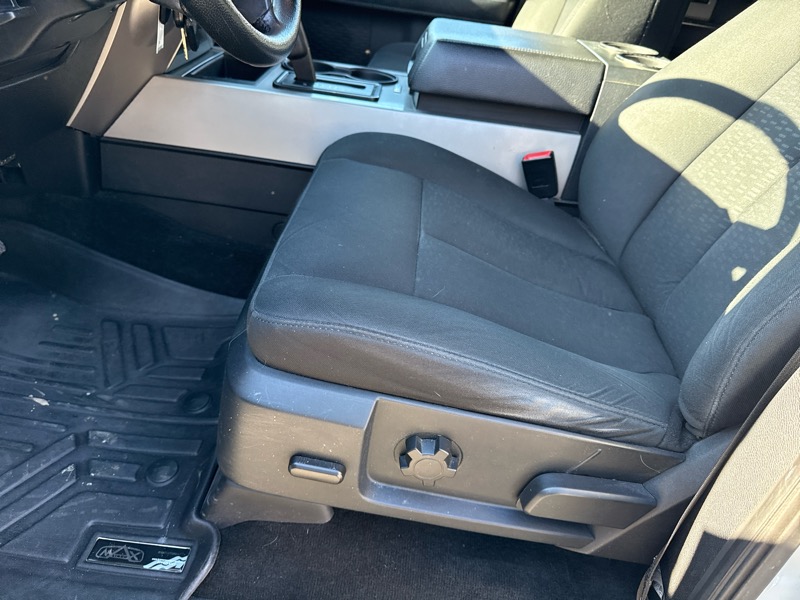 Ford Expedition 4dr XLT 4WD 2017