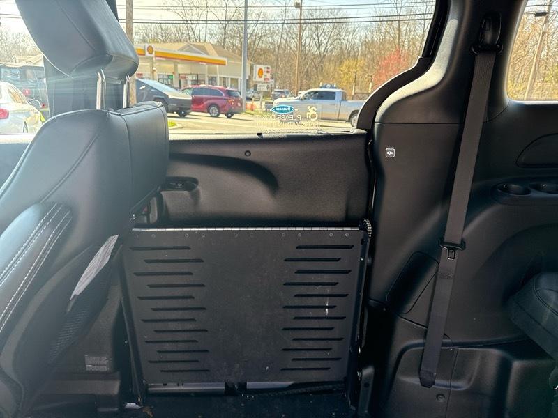 Chrysler Pacifica Select FWD 2025