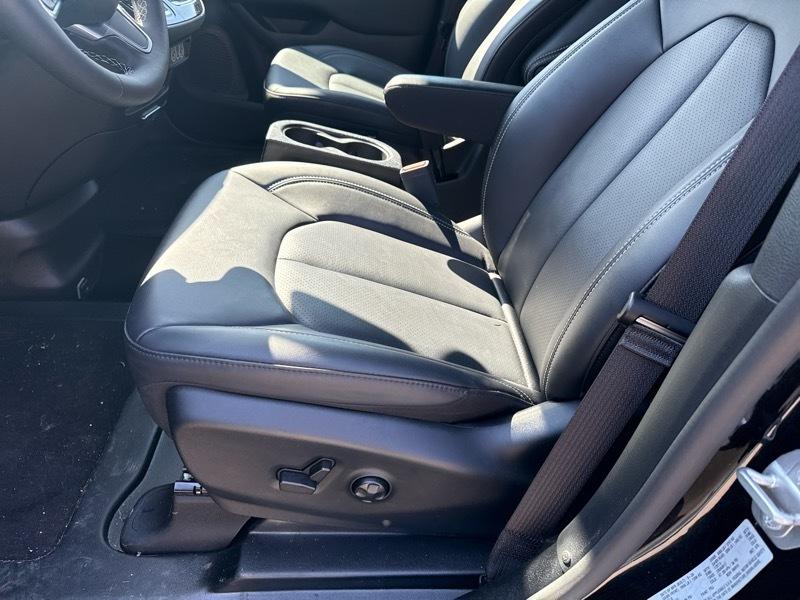 Chrysler Pacifica Select FWD 2025