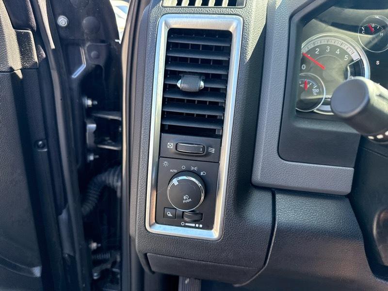 RAM 1500 4WD Quad Cab 140.5" Lone Star 2016