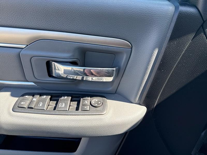 RAM 1500 4WD Quad Cab 140.5" Lone Star 2016