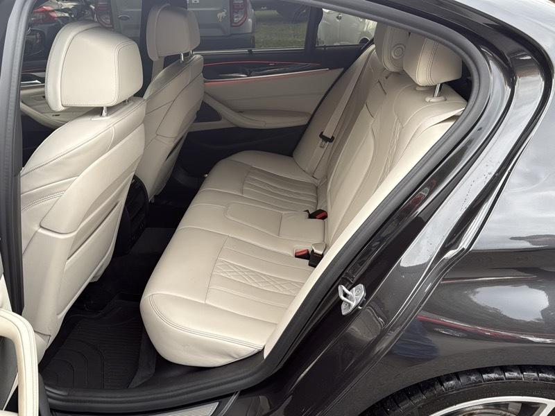 BMW 5-Series M550i xDrive 2021