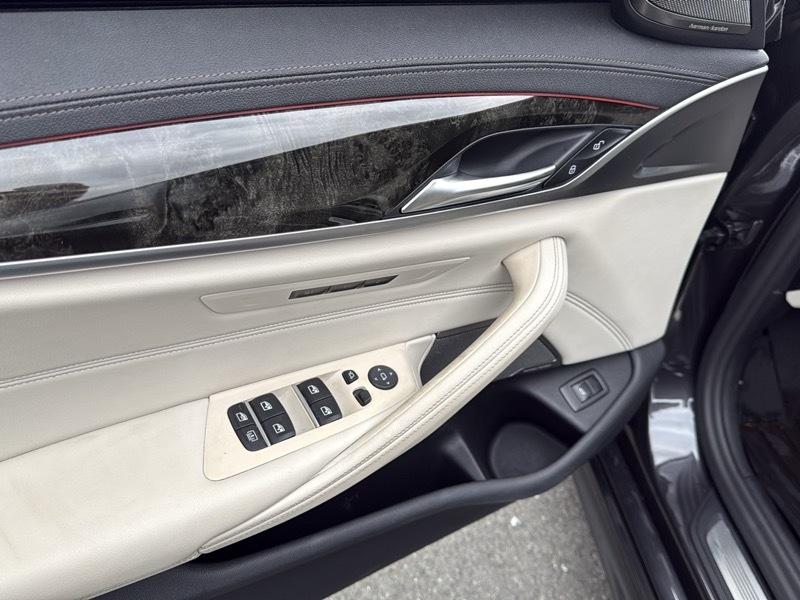 BMW 5-Series M550i xDrive 2021