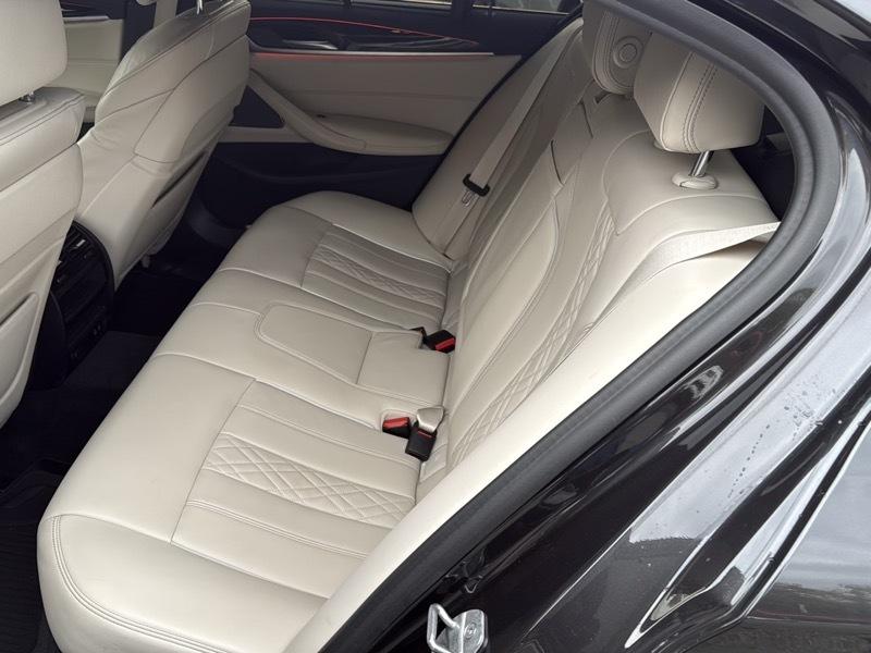 BMW 5-Series M550i xDrive 2021
