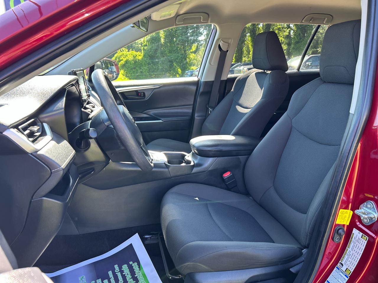 Toyota RAV4 LE AWD (Natl) 2021