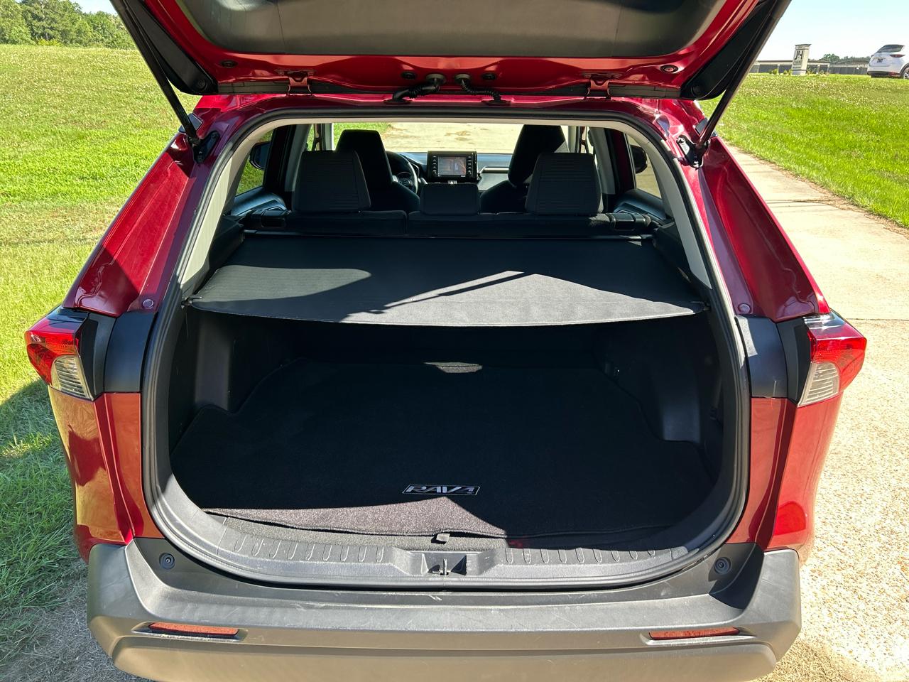 Toyota RAV4 LE AWD (Natl) 2021