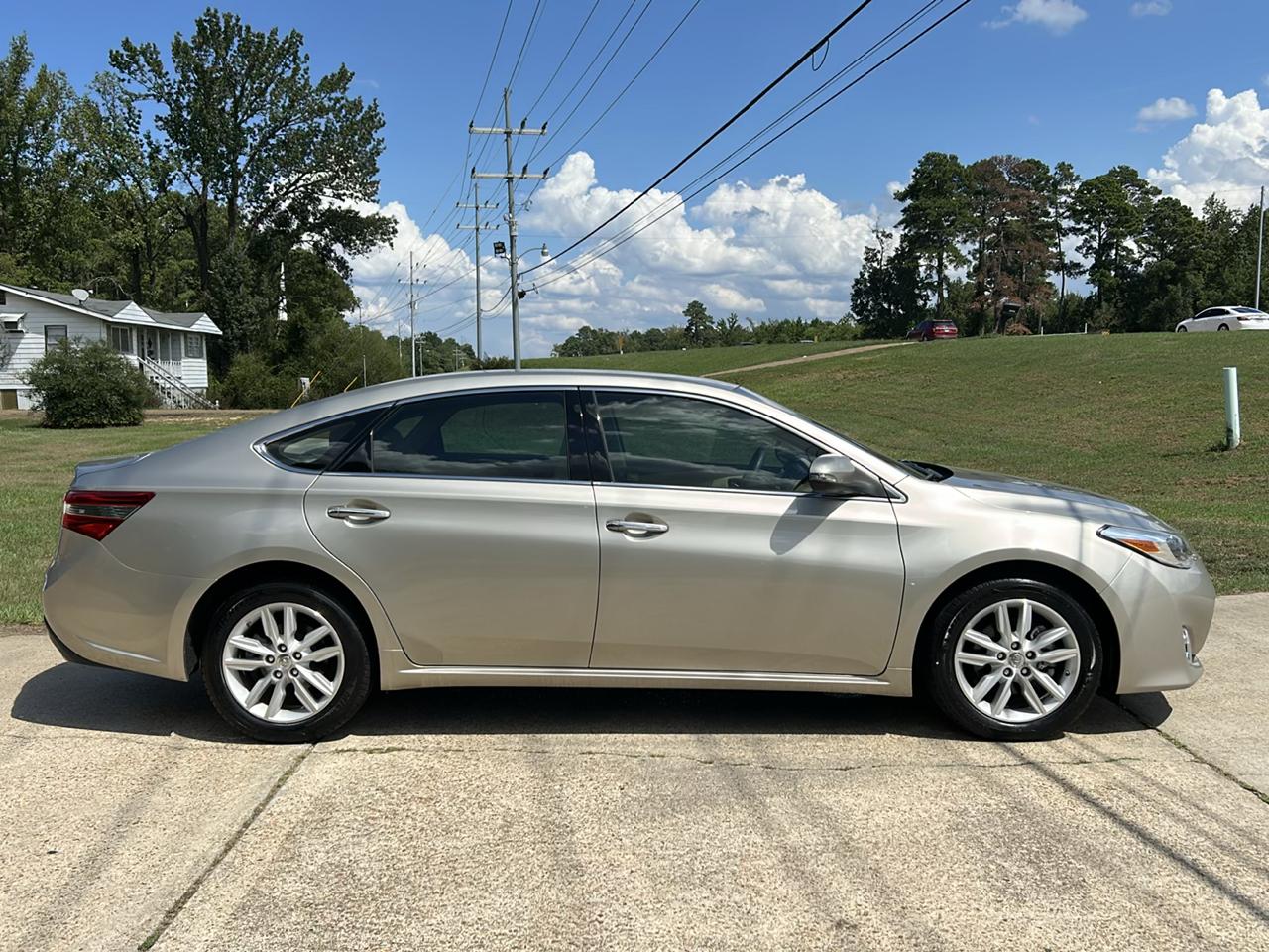Toyota Avalon 4dr Sdn XLE Premium (Natl) 2013