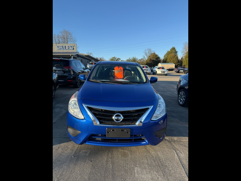 2016 Nissan Versa SV's photo