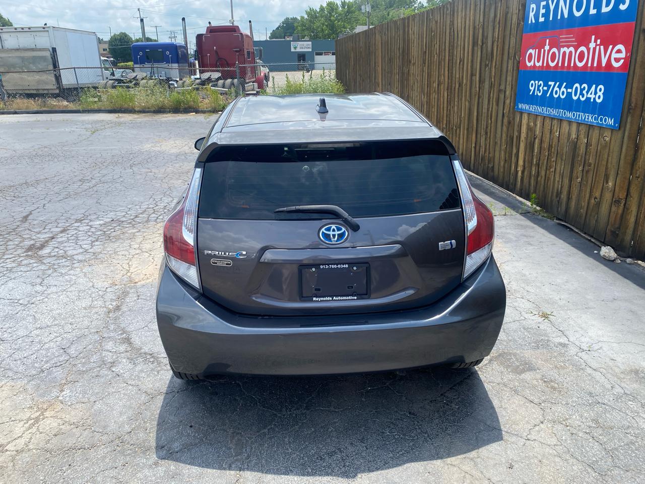 Toyota Prius c 5dr HB Three (Natl) 2015