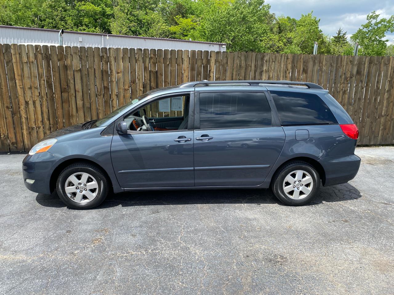 Toyota Sienna 5dr 7-Pass Van XLE FWD (Natl) 2010