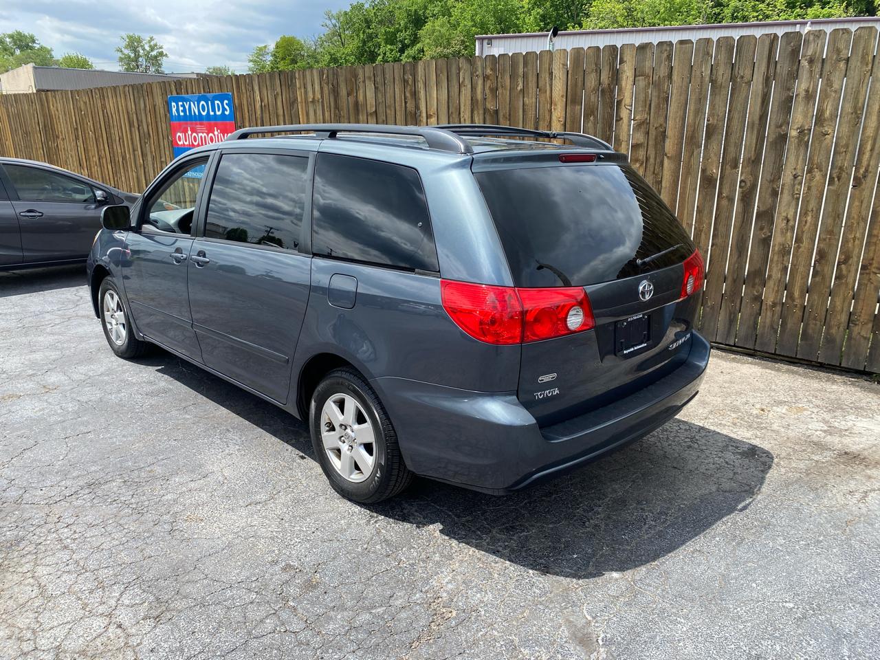 Toyota Sienna 5dr 7-Pass Van XLE FWD (Natl) 2010