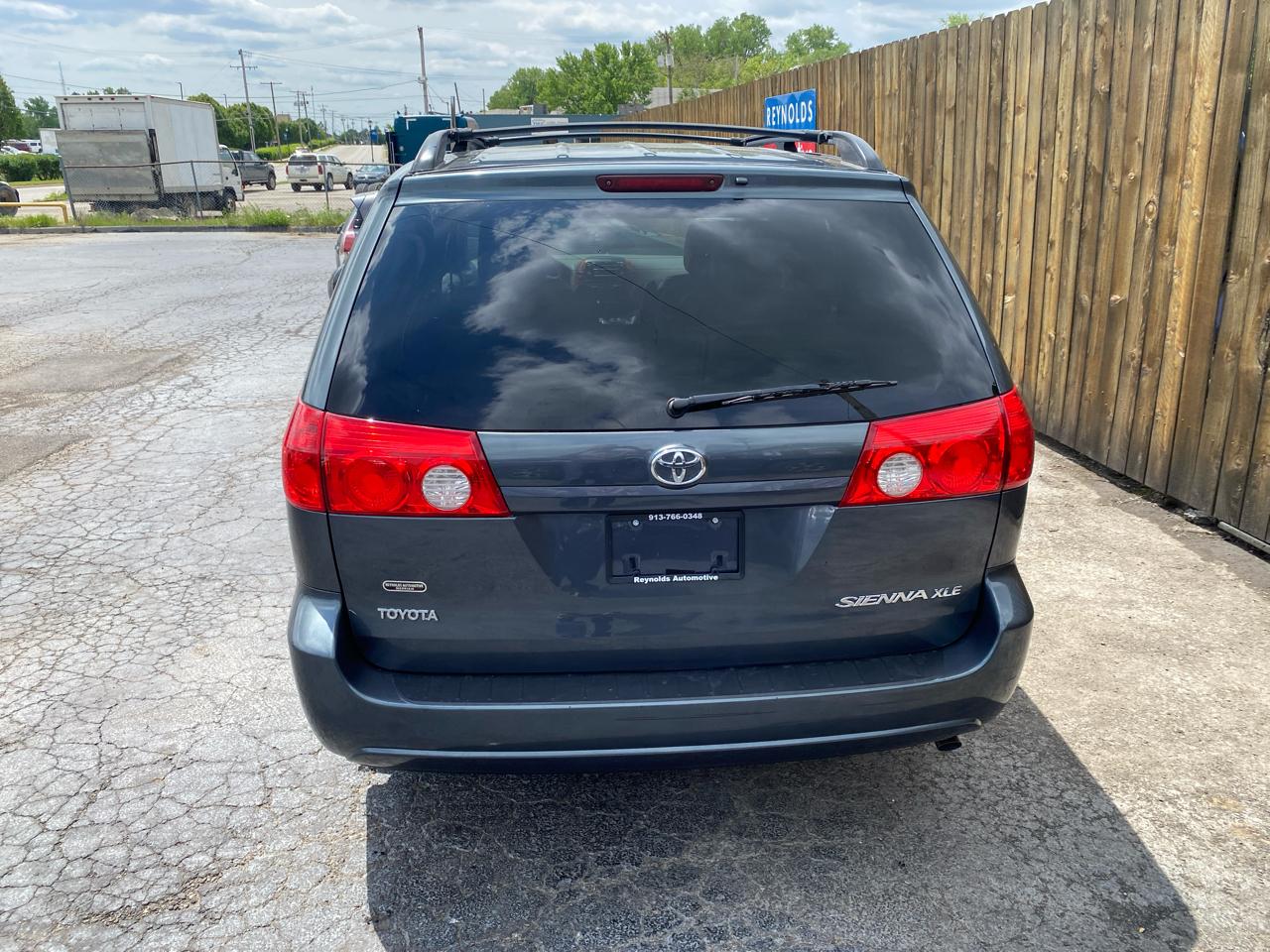 Toyota Sienna 5dr 7-Pass Van XLE FWD (Natl) 2010