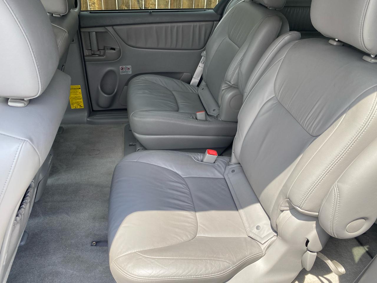 Toyota Sienna 5dr 7-Pass Van XLE FWD (Natl) 2010