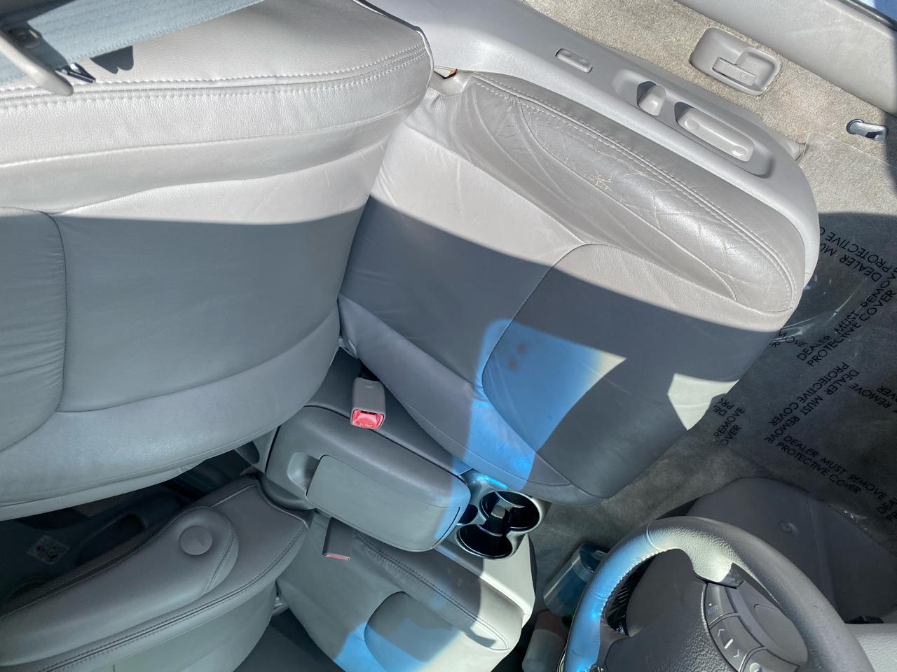 Toyota Sienna 5dr 7-Pass Van XLE FWD (Natl) 2010