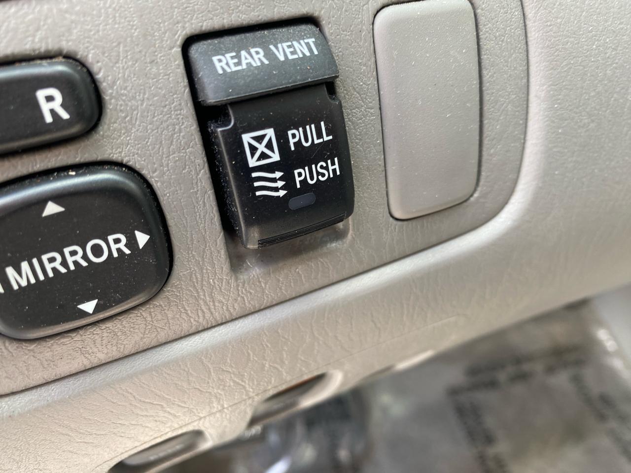 Toyota Sienna 5dr 7-Pass Van XLE FWD (Natl) 2010