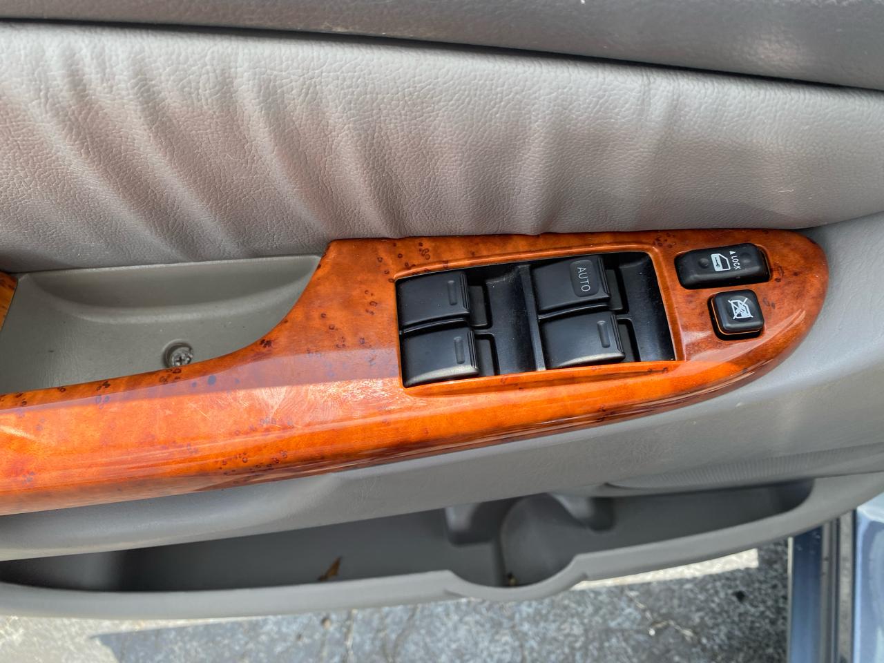 Toyota Sienna 5dr 7-Pass Van XLE FWD (Natl) 2010