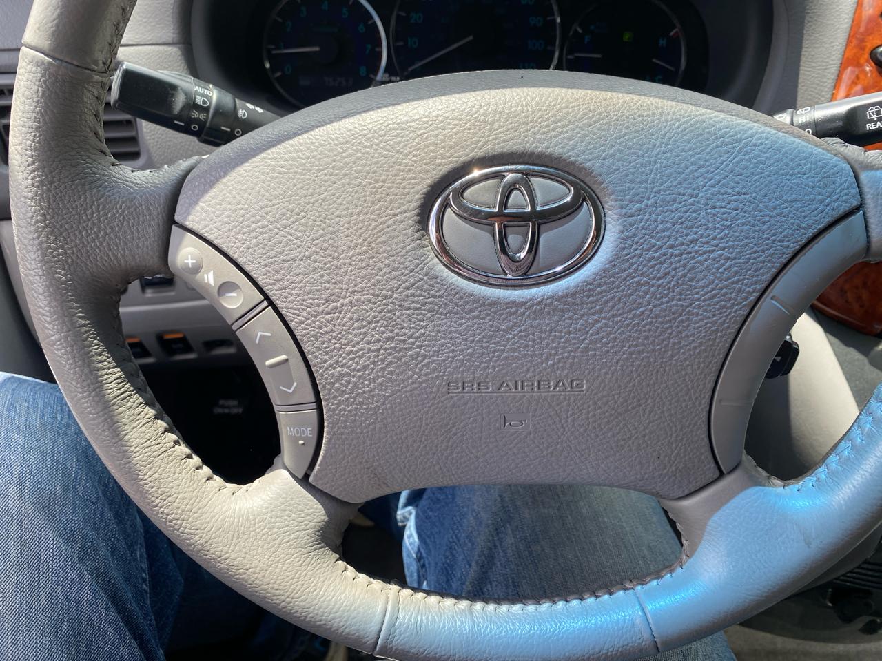 Toyota Sienna 5dr 7-Pass Van XLE FWD (Natl) 2010