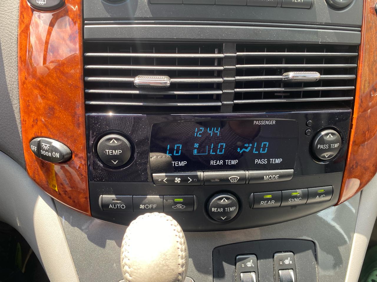 Toyota Sienna 5dr 7-Pass Van XLE FWD (Natl) 2010