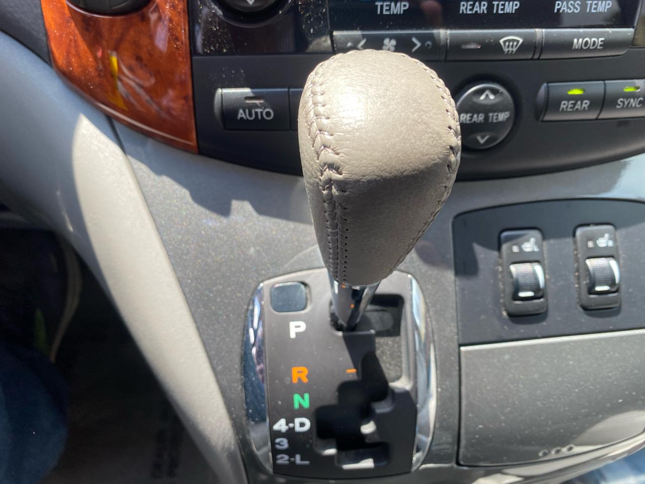 Toyota Sienna 5dr 7-Pass Van XLE FWD (Natl) 2010