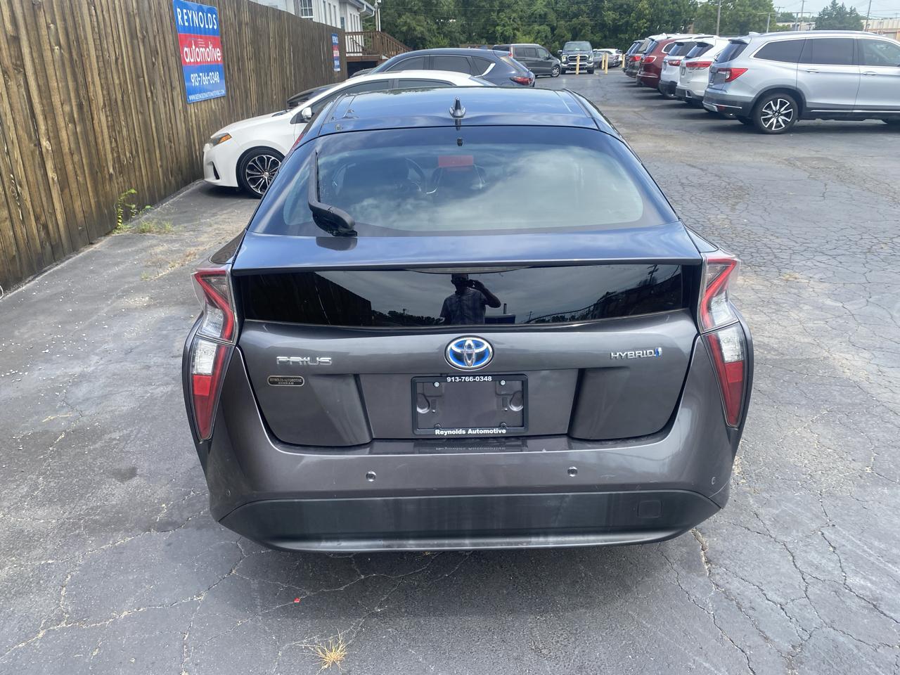 Toyota Prius Two (Natl) 2018