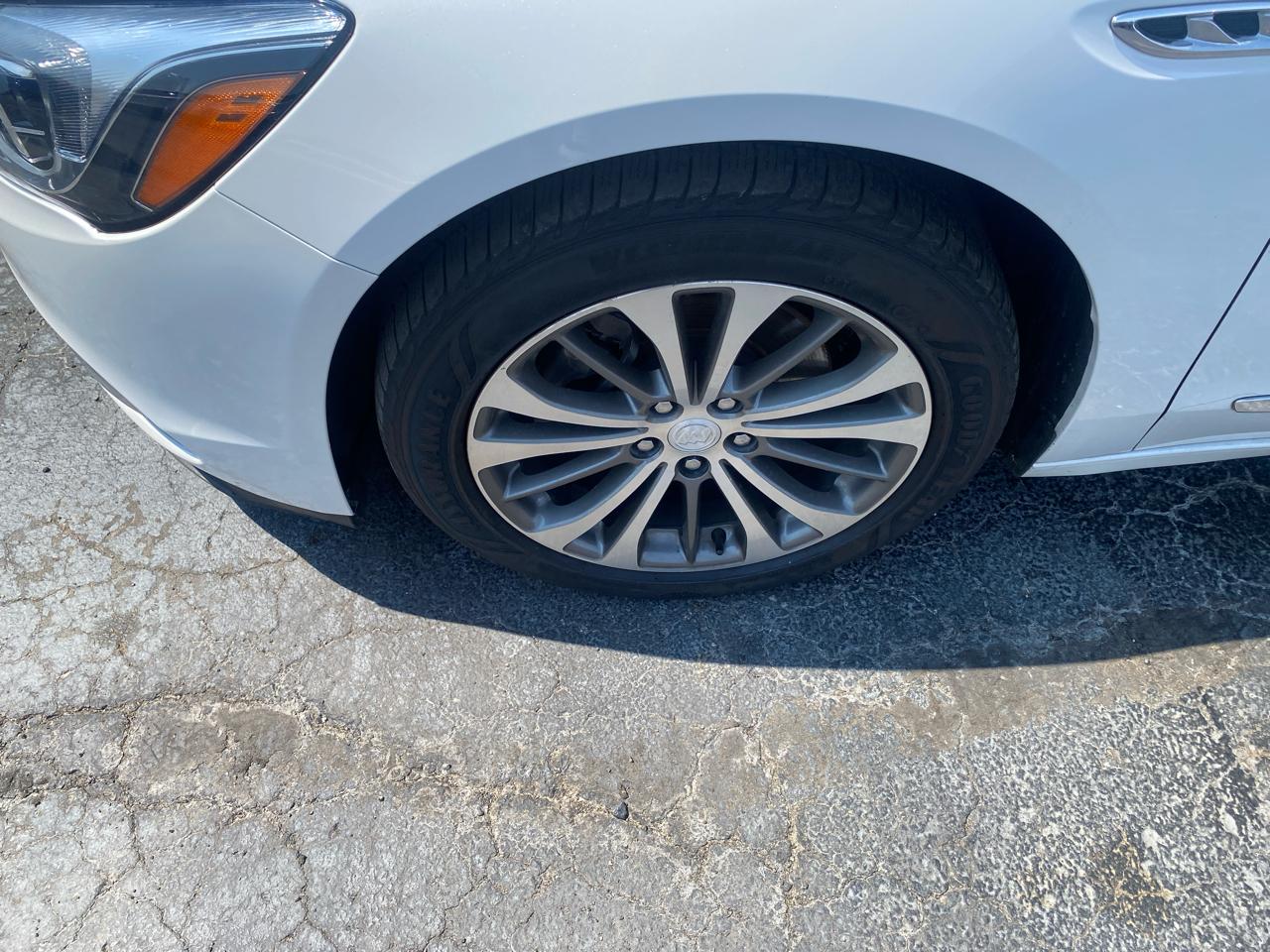 Buick LaCrosse 4dr Sdn Essence AWD 2019