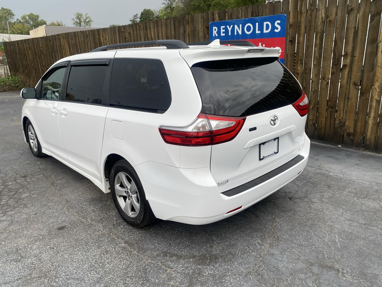 Toyota Sienna LE FWD 8-Passenger (Natl) 2019