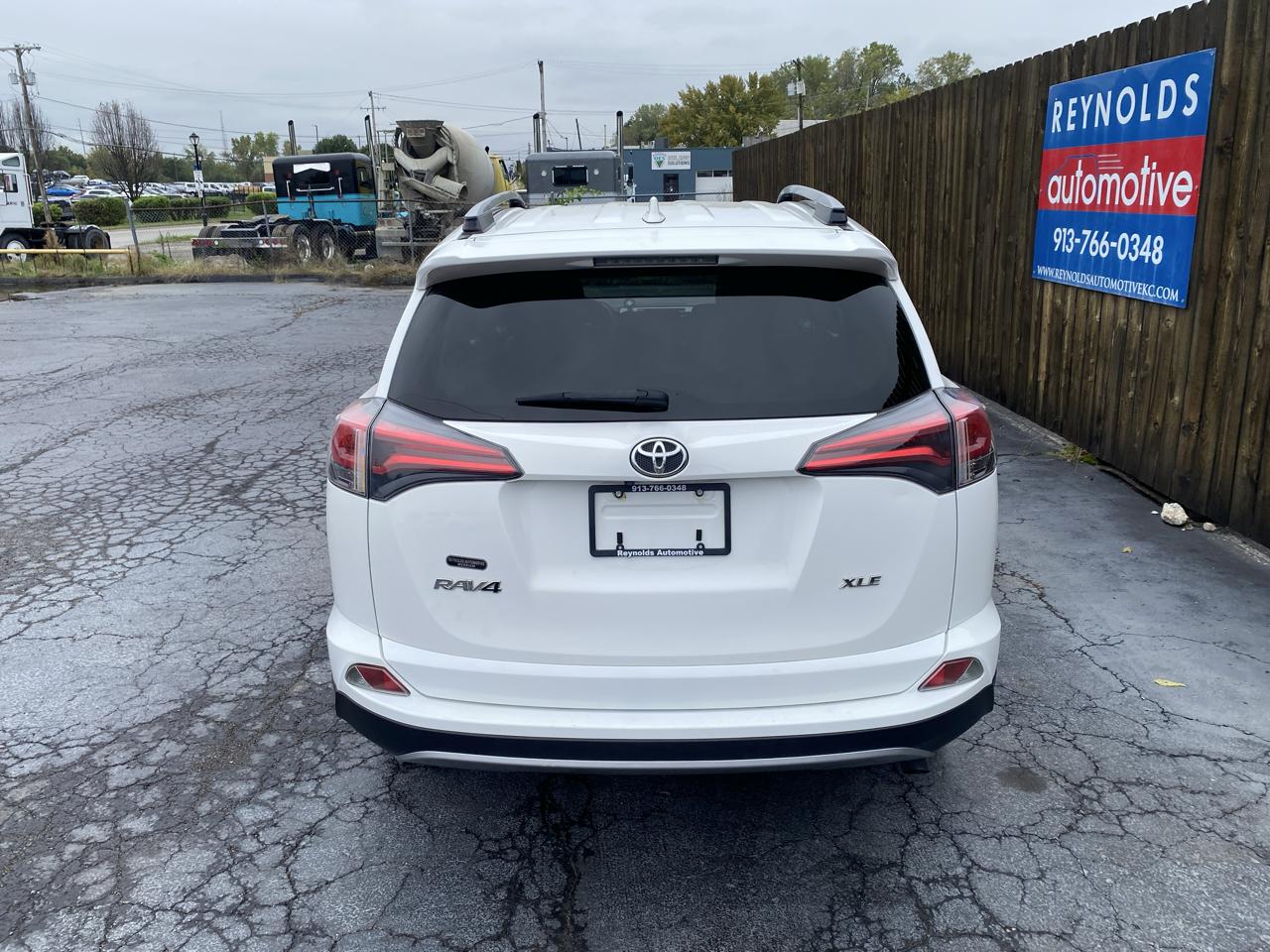 Toyota RAV4 XLE FWD (Natl) 2018