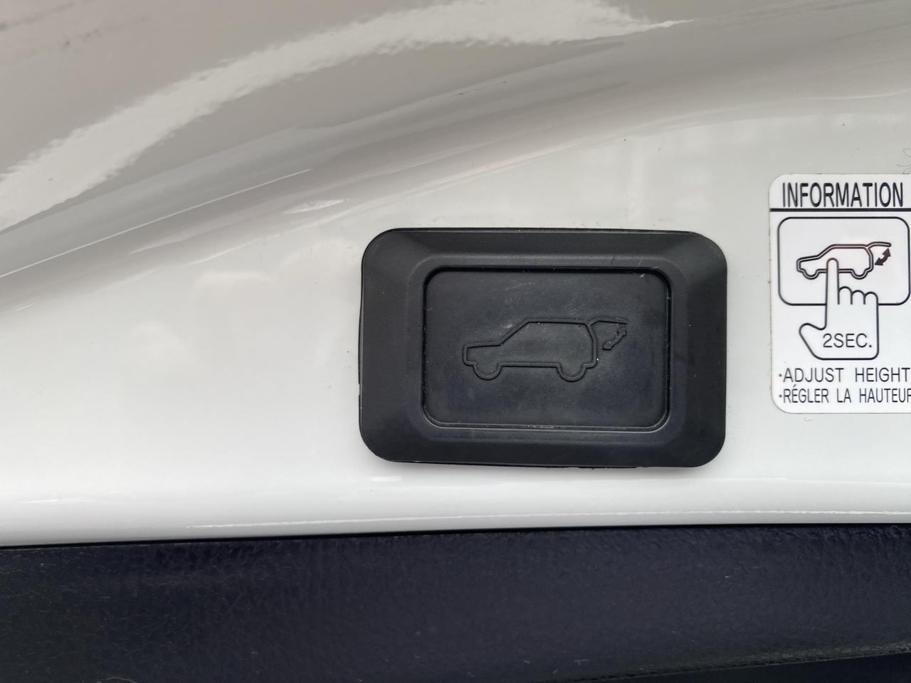 Toyota RAV4 XLE FWD (Natl) 2018