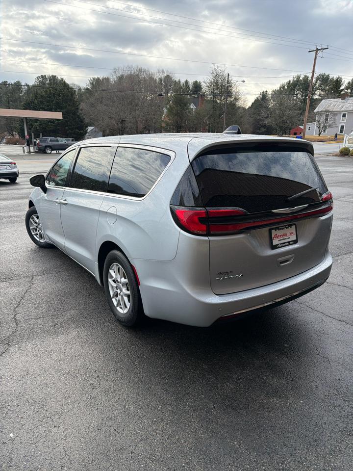 Chrysler Pacifica Touring FWD 2023