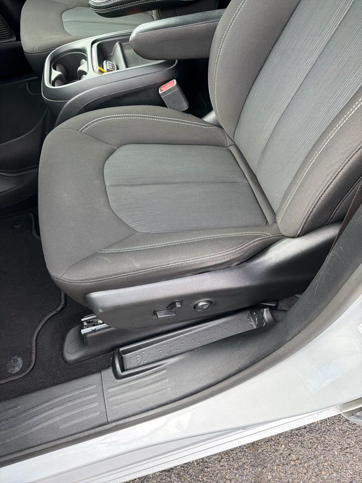 Chrysler Pacifica Touring FWD 2023