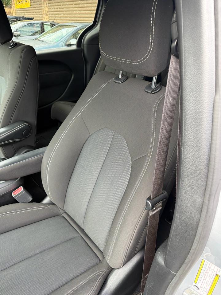 Chrysler Pacifica Touring FWD 2023