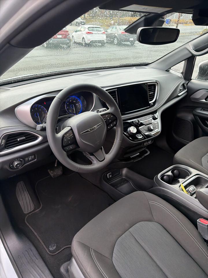 Chrysler Pacifica Touring FWD 2023