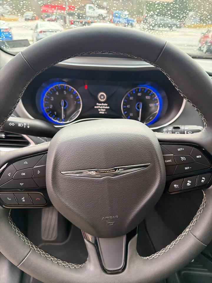 Chrysler Pacifica Touring FWD 2023