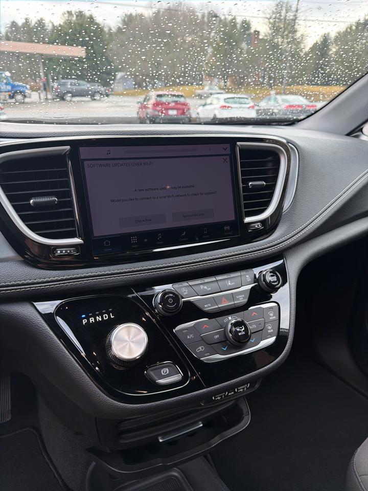 Chrysler Pacifica Touring FWD 2023