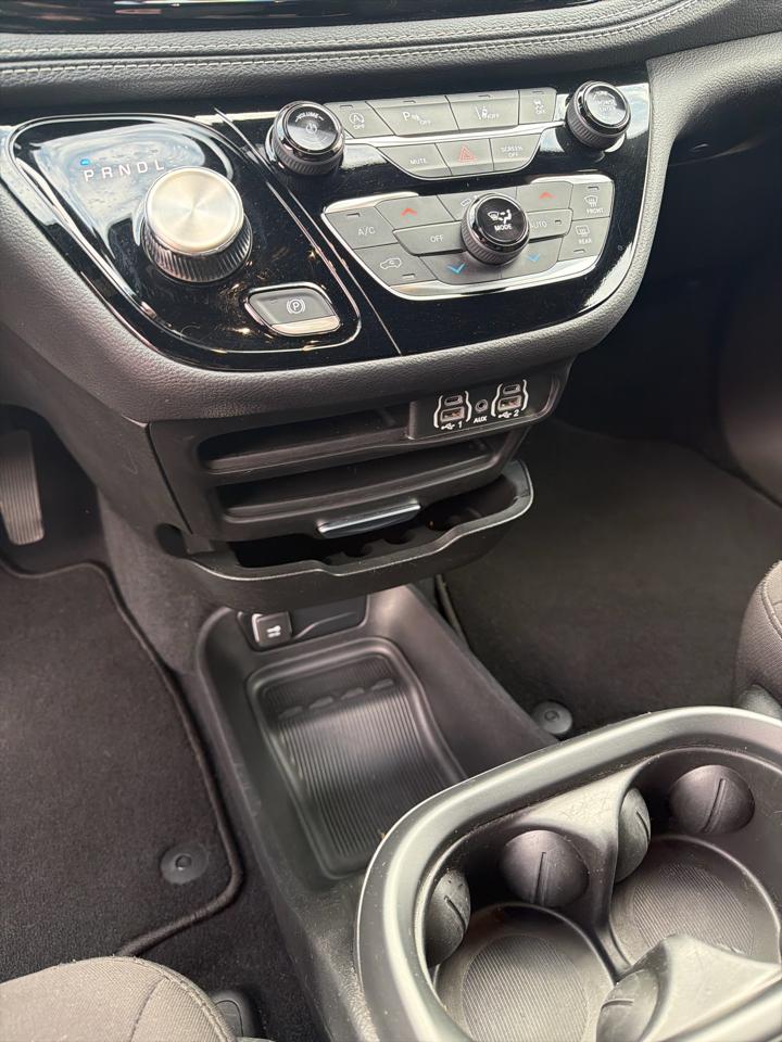 Chrysler Pacifica Touring FWD 2023