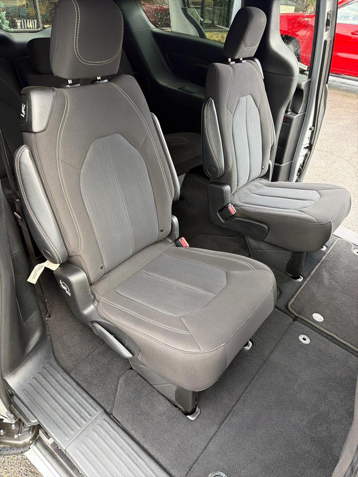 Chrysler Pacifica Touring FWD 2023