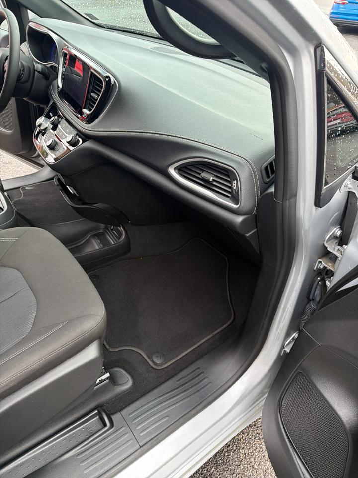 Chrysler Pacifica Touring FWD 2023