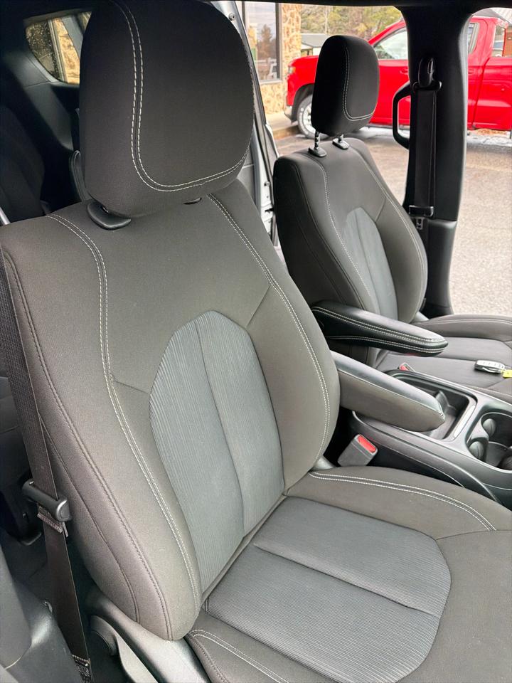 Chrysler Pacifica Touring FWD 2023