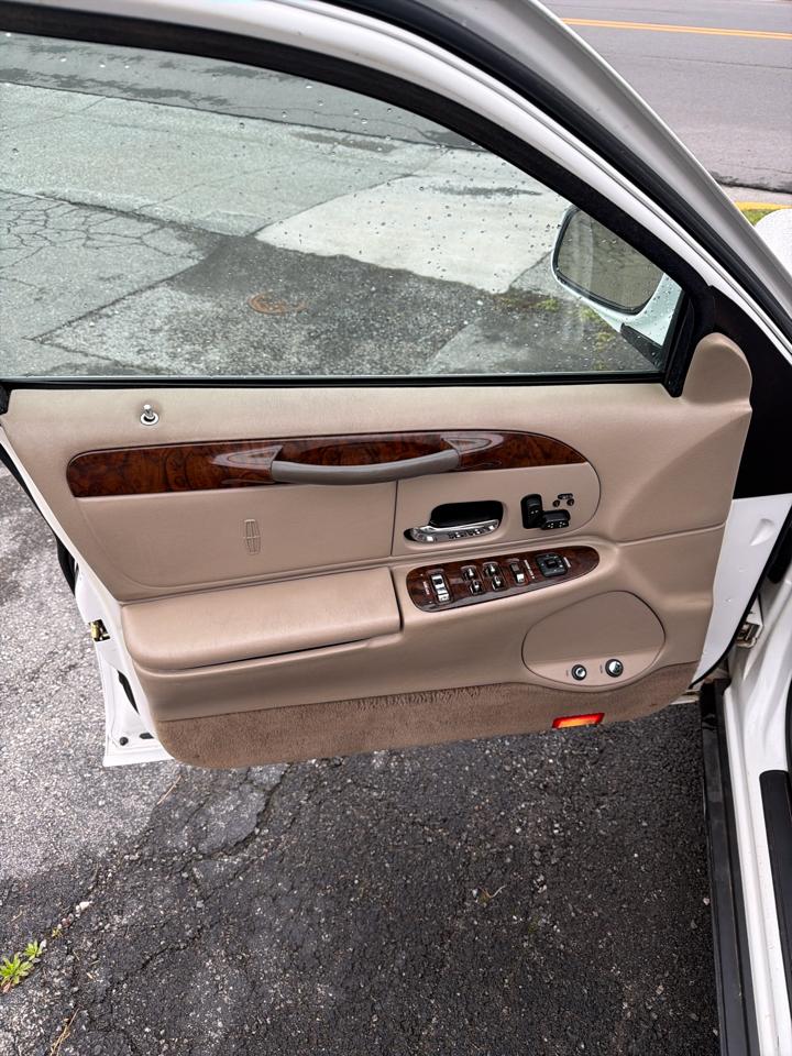 Lincoln Town Car 4dr Sdn Signature 1999